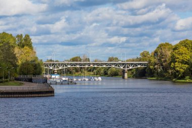 Tver, Rusya Volga Nehri Tvertsa nehir akar. Yolu köprüsü nehir ve şehir iskele üzerinde.
