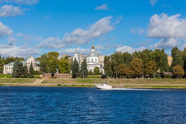 Tver, Rusya Volga Nehri'nin sol kıyısında. Diriliş Kilisesi (Church Of üç Confessorler İsa'nın kıyamet). Afanasy Nikitin, 1955'te açılan anıt.