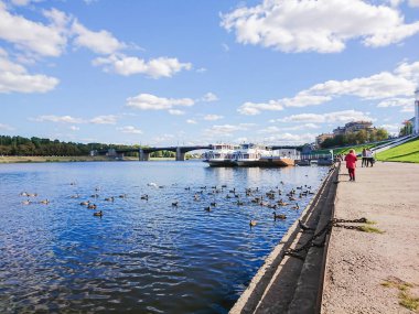 Tver, Rusya Volga Nehri'nin setin. Sonbahar güneşli gün. İskelede zevk tekneler. Vahşi yeşilbaş ördekler nehirde yüzmek. Yeni Volga köprü. İnsanlar boyunca yürüyüş.