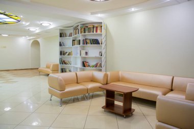 Saratov / Rusya - 8 Ekim 2018: genç izleyiciler için tiyatro lobisinde iç. Kitap raflarında, kapitone deri mobilya.