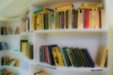 Ufuk görüntü, bokeh etkisi. Kitaplar kütüphane raflarında.