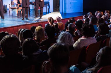 Tver / Rusya - 13 Eylül 2018: seyirci bir sinemada bir tiyatro performans, ya da bir konserde. Arkadan ateş. Seyirciler salonda. İnsan siluetleri.