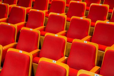 Tiyatro ya da konser salonu oditoryum kırmızı sandalye.
