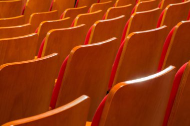 Tiyatro ya da konser salonu oditoryum kırmızı sandalye.
