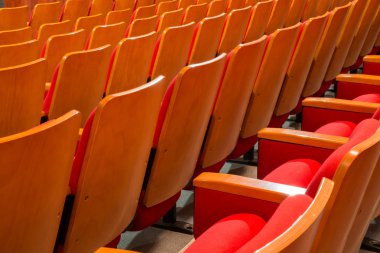 Tiyatro ya da konser salonu oditoryum kırmızı sandalye.