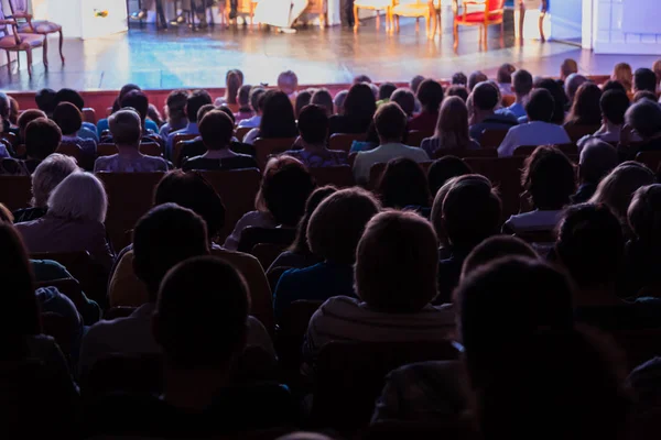 Widzów Spektaklu Teatru Kinie Lub Koncercie Strzelanie Tyłu Publiczność Hali — Zdjęcie stockowe