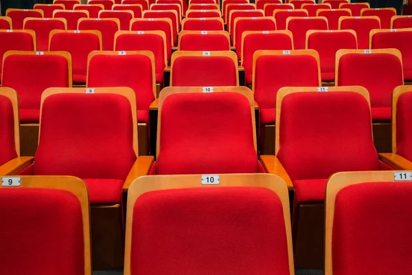 剧院或音乐厅礼堂的红色椅子 — 图库照片