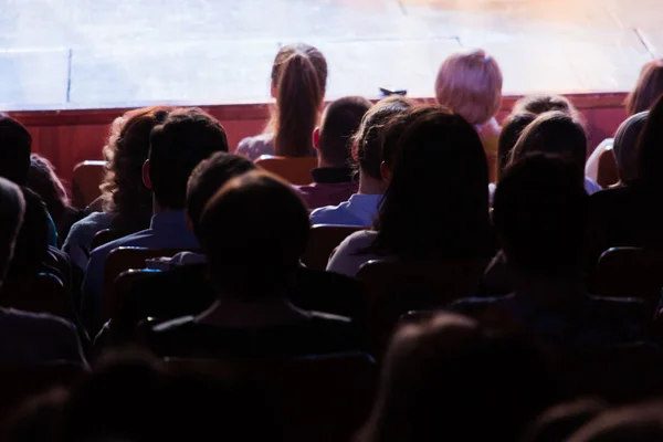 Espectadores Uma Apresentação Teatro Cinema Concerto Disparar Por Trás Público — Fotografia de Stock