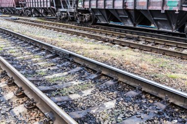 Bir yük treni istasyonu araçların. Demiryolu rayları ve uyuyanlar.