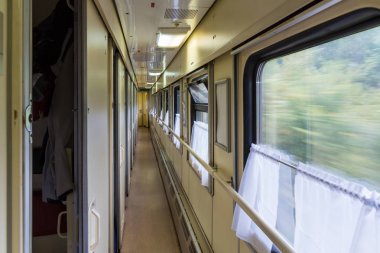 Tren bölmesinin koridorda. Rus demiryolu.