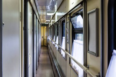 Tren bölmesinin koridorda. Rus demiryolu.