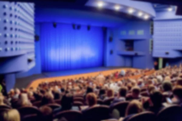 サラトフ ロシア連邦 2018 劇場の舞台 青色のカーテン イメージ ピンぼけ効果 劇場やコンサート ホールの講堂の人々 — ストック写真