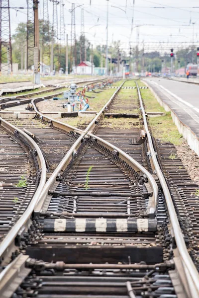 Demiryolu Rayları Uyuyanlar Platform Istasyonunda Rusya Nın Taşra Kasabasında — Stok fotoğraf