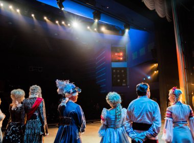 Oyuncular sahnede bir performans ya da tiyatroda prova sırasında. Sahne tiyatro veya aydınlatma donanımları ile Opera. Işık ve sahne alanı'ndaki spot.