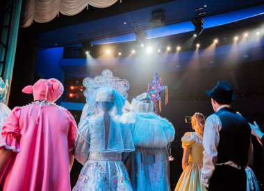 Oyuncular sahnede bir performans ya da tiyatroda prova sırasında. Sahne tiyatro veya aydınlatma donanımları ile Opera. Işık ve sahne alanı'ndaki spot.