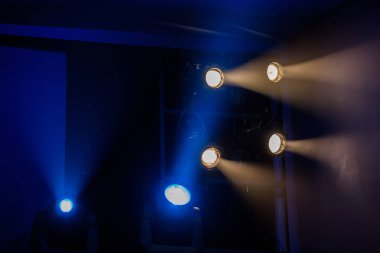 Tiyatro aydınlatma donanımları. Tiyatro duman ile gündeme gelen ışık ışınları.