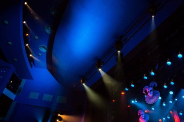 Tiyatro aydınlatma donanımları. Tiyatro duman ile gündeme gelen ışık ışınları.