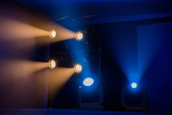 Sprzęt Oświetleniowy Teatru Promienie Światła Spotlight Poprzez Dym Teatralne — Zdjęcie stockowe