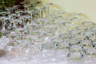 Ters gözlük ve masada şarap bardakları.