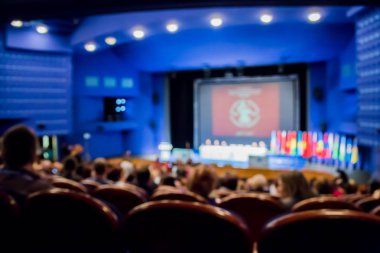 Ufuk görüntü. Aula insanlar. Uluslararası Konferans. Sahne Alanı'nda farklı ülkelerin bayrakları.