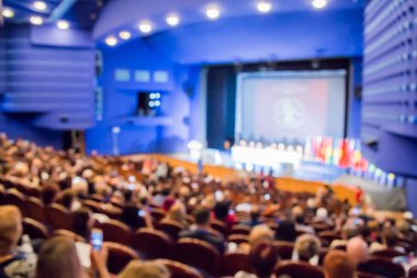 Ufuk görüntü. Aula insanlar. Uluslararası Konferans. Sahne Alanı'nda farklı ülkelerin bayrakları.