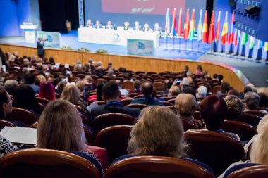 Ufuk görüntü. Aula insanlar. Uluslararası Konferans. Sahne Alanı'nda farklı ülkelerin bayrakları.