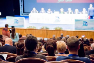 Seyirciler salonu. Konferans veya seminer. Bir podyum ve hoparlörleri olan bir sahne. Ufuk arka plan. Bokeh etkisi.