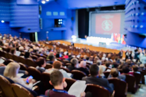 Ufuk görüntü. Aula insanlar. Uluslararası Konferans. Sahne Alanı'nda farklı ülkelerin bayrakları.