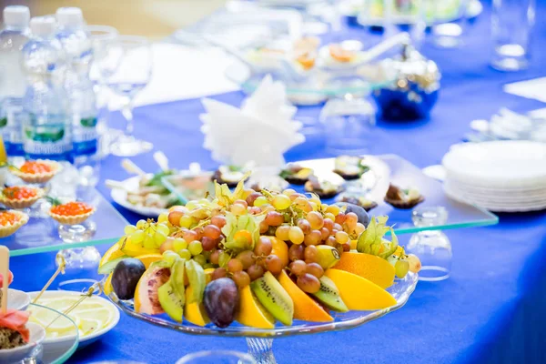 Una Variedad Postres Frutas Aperitivos Banquete Mesa Buffet Catering — Foto de Stock