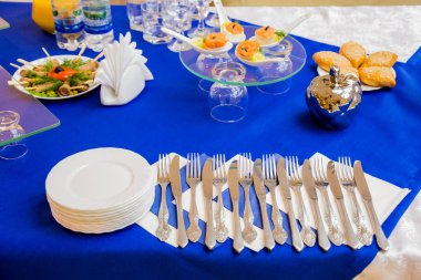 Çatal bıçak takımı: bıçak, çatal ve tabak açık büfe. Catering.