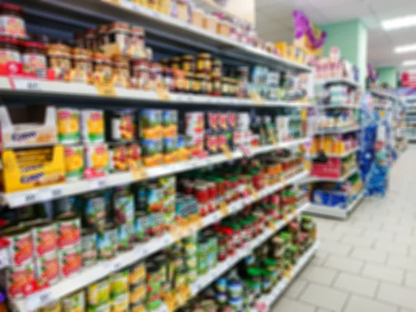 模糊的抽象图像 杂货店货架上的商品 罐装蔬菜和水果 — 图库照片