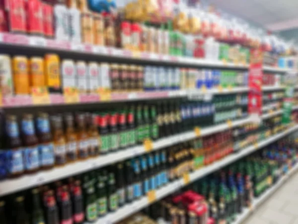 抽象的な画像 食料品店の棚の上の商品 ガラスのボトルやアルミ缶のビール — ストック写真