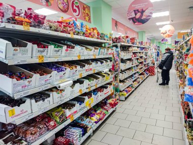 Saratov / Rusya - 2 Ocak 2019: ürünler bir bakkal rafta. Şeker ve diğer şekerlemeler.