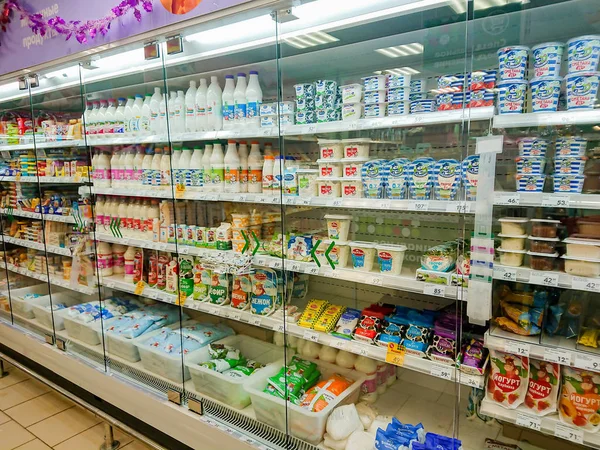 萨拉托夫 俄罗斯 2019年1月2日 杂货店货架上的商品 各种乳制品 — 图库照片