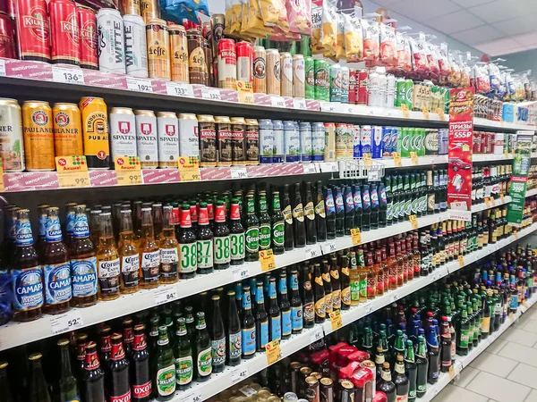Saratov Rusko Ledna 2019 Zboží Regálu Supermarketu Pivo Skleněných Lahvích — Stock fotografie