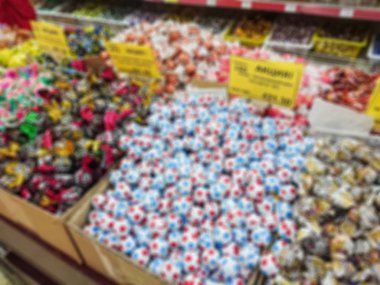 Bulanık soyut resim. Mallar bir bakkal rafta. Çikolata ekranda çeşitli.