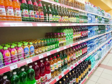 Saratov / Rusya - 2 Ocak 2019: ürünler bir bakkal rafta. Çeşitli gazlı içecekler ve cam ve plastik şişe içinde su.