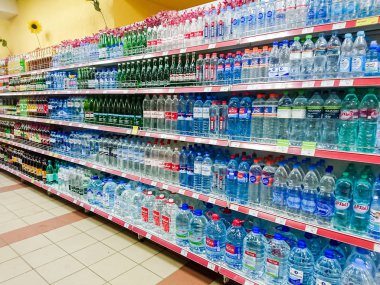 Saratov / Rusya - 2 Ocak 2019: ürünler bir bakkal rafta. Su ve çeşitli alkolsüz içecekler plastik ve cam şişelerde.