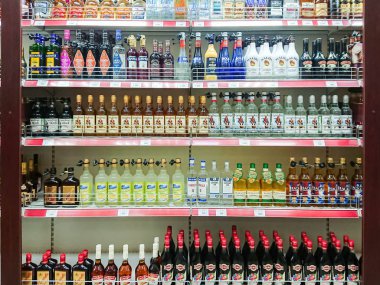 Saratov / Rusya - 2 Ocak 2019: ürünler bir bakkal rafta. Alkollü içecekler, çeşitli.