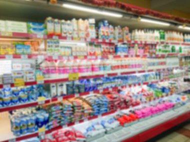 Bulanık soyut resim. Mallar bir bakkal rafta. Süt ve süt ürünleri.