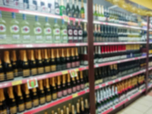 Abstraktní Obraz Rozmazaný Zboží Regálu Supermarketu Šampaňské Víno Jiné Alkoholické — Stock fotografie