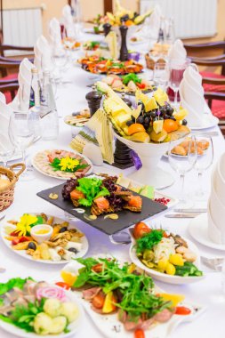 Restoranda şenlik lisyonu masasında lezzetler, atıştırmalıklar ve meyveler yer alabı. Kutlama. Catering. Ziyafet masası.