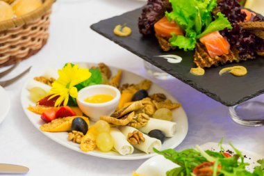 Çeşitli soğuk aperatifler Restoran tablo: peynir, somon, sebze ve daha fazlası.