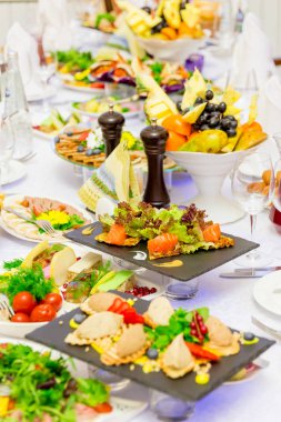 Restoranda şenlik lisyonu masasında lezzetler, atıştırmalıklar ve meyveler yer alabı. Kutlama. Catering. Ziyafet masası.