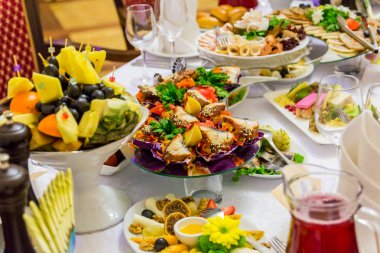 Restoranda şenlik lisyonu masasında lezzetler, atıştırmalıklar ve meyveler yer alabı. Kutlama. Catering. Ziyafet masası.