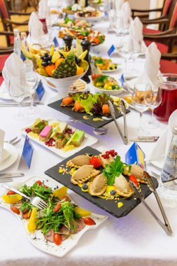 Restoranda şenlik lisyonu masasında lezzetler, atıştırmalıklar ve meyveler yer alabı. Kutlama. Catering. Ziyafet masası.