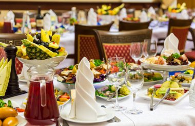 Restoranda ziyafet. Çeşitli lezzetleri, atıştırmalıklar ve içecekler gala olay. Catering.