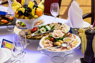 Restoranda şenlik lisyonu masasında lezzetler, atıştırmalıklar ve meyveler yer alabı. Kutlama. Catering. Ziyafet masası.