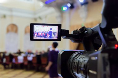 Restoranda olay video çekim. Lcd ekranlı dijital video kamera. İnsanlar arka plandaki masalarda oturun. Defokus arka plan.