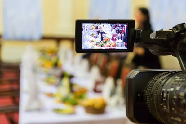 Filmagem Vídeo Restaurante Banquete Câmera Com Display Lcd Pessoas Corredor — Fotografia de Stock